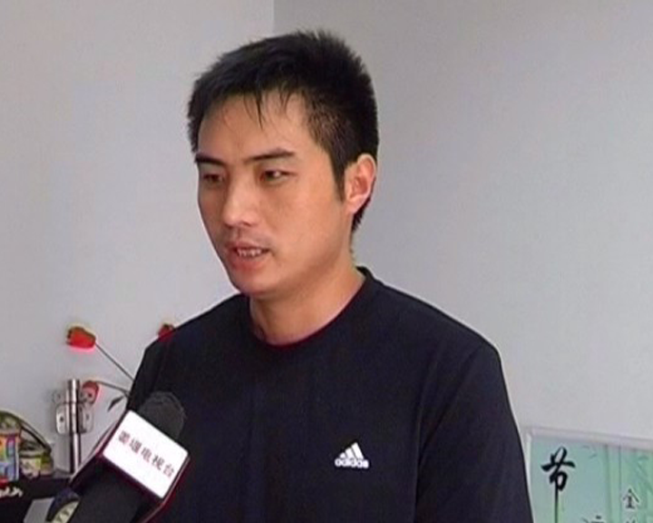 姜堰电视台到我厂了解驳接爪销售情况